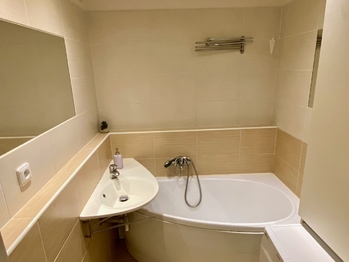 Koupelna - Prodej bytu 3+kk v osobním vlastnictví 63 m², Praha 10 - Horní Měcholupy