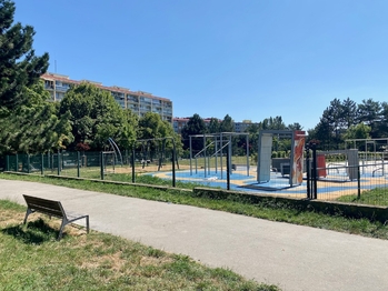 Dětské hřiště - Prodej bytu 3+kk v osobním vlastnictví 63 m², Praha 10 - Horní Měcholupy