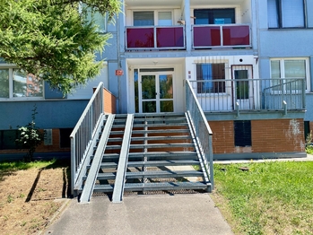 Udržovaný dům - Prodej bytu 3+kk v osobním vlastnictví 63 m², Praha 10 - Horní Měcholupy