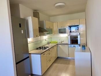 Vybavená kuchyně - Prodej bytu 3+kk v osobním vlastnictví 63 m², Praha 10 - Horní Měcholupy