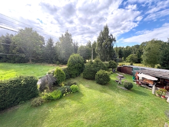 Výhled z oken na zahradu a okolí - Prodej chaty / chalupy 134 m², Rybniště