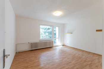 Obývací pokoj s lodžií - Prodej bytu 3+1 v osobním vlastnictví 83 m², Velké Přílepy