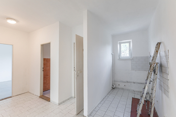 Kuchyňský kout a chodba - Prodej bytu 3+1 v osobním vlastnictví 83 m², Velké Přílepy