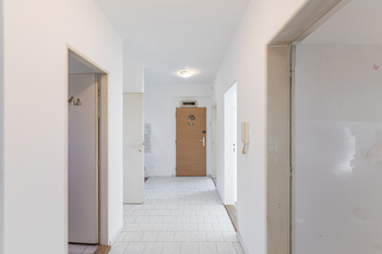 Spojovací chodba - Prodej bytu 3+1 v osobním vlastnictví 83 m², Velké Přílepy