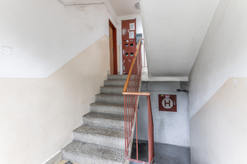 Schodiště domu - Prodej bytu 3+1 v osobním vlastnictví 83 m², Velké Přílepy