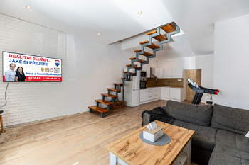 Obývací pokoj s kuchyní - Prodej domu 147 m², Roudnice nad Labem