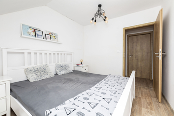 Ložnice v patře domu - Prodej domu 147 m², Roudnice nad Labem