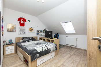 Pokoj v patře domu - Prodej domu 147 m², Roudnice nad Labem
