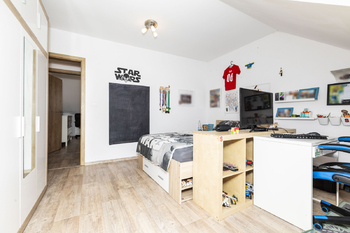 Pokoj v patře domu - Prodej domu 147 m², Roudnice nad Labem