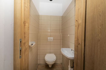 Toaleta v patře domu - Prodej domu 147 m², Roudnice nad Labem