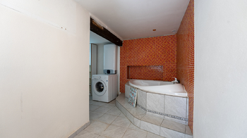 Koupelna s toaletou - Prodej domu 209 m², Rašovice