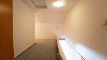 Chodba v podkroví - Prodej domu 209 m², Rašovice