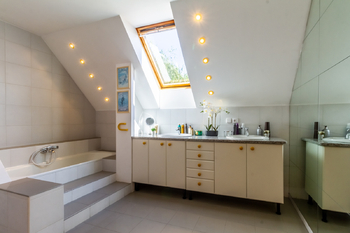 vrchní koupelna - dvouumyvadlo - Prodej domu 355 m², Brandýs nad Labem-Stará Boleslav