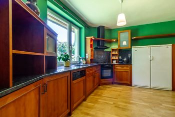 kuchyňská linka s lednicí - Prodej domu 355 m², Brandýs nad Labem-Stará Boleslav