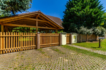 akátový plot a brány - pohled z ulice - Prodej domu 355 m², Brandýs nad Labem-Stará Boleslav