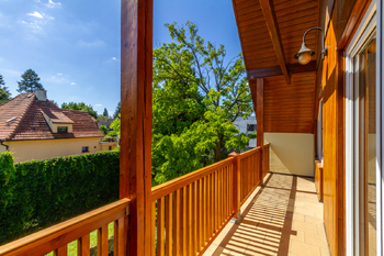 společný balkon obou dětských pokojů - Prodej domu 355 m², Brandýs nad Labem-Stará Boleslav