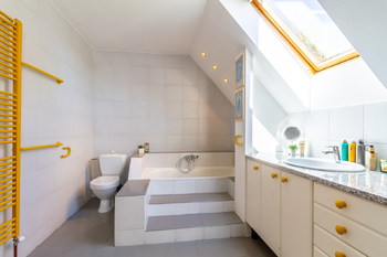 vvrchní koupelna s vanou a WC - Prodej domu 355 m², Brandýs nad Labem-Stará Boleslav