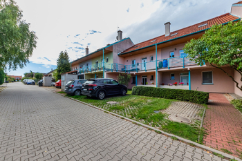Prodej bytu 2kk 64 m2 se zahrádkou 127m2 Nehvizdy - Prodej bytu 2+kk v osobním vlastnictví 191 m², Nehvizdy