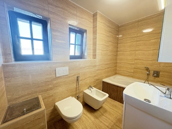 Koupelna v přízemí - Pronájem domu 158 m², Úvaly