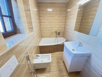 Koupelna v přízemí - Pronájem domu 158 m², Úvaly