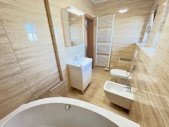 Koupelna v přízemí - Pronájem domu 158 m², Úvaly
