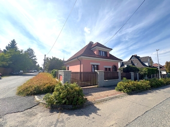 Pohled na dům z příjezdové ulice - Pronájem domu 158 m², Úvaly 
