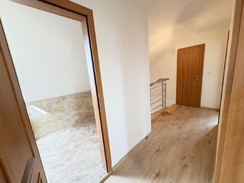 Chodba v 1. patře - Pronájem domu 158 m², Úvaly