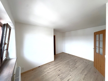 1. místnost s šatní místností v 1. patře - Pronájem domu 158 m², Úvaly