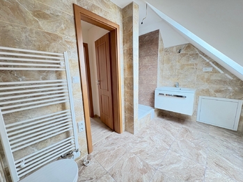 Koupelna v 1. patře - Pronájem domu 158 m², Úvaly