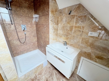 Koupelna v 1. patře - Pronájem domu 158 m², Úvaly
