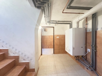 Chodba v suterénu - Pronájem domu 158 m², Úvaly