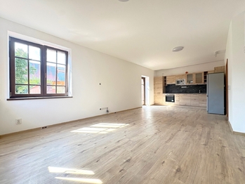 Obývací pokoj s kuchyňským koutem - Pronájem domu 158 m², Úvaly