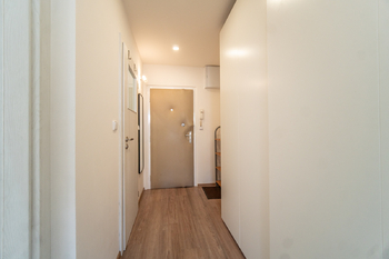 Předsíň s vestavěnými skříněmi - Pronájem bytu 2+kk v osobním vlastnictví 45 m², Praha 4 - Chodov