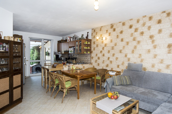 obývací pokoj se vchodem na zahrádku - Prodej bytu 3+kk v osobním vlastnictví 84 m², Praha 10 - Lipany 