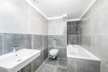 Koupelna - Pronájem bytu 2+kk v osobním vlastnictví 60 m², Hluboká nad Vltavou
