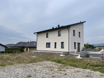 Levá strana domu k pronájmu - Pronájem domu 135 m², Otovice