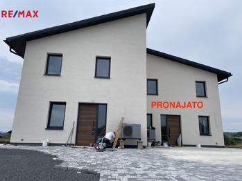 Levá strana domu k pronájmu - Pronájem domu 135 m², Otovice 