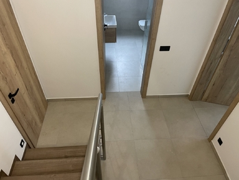 Pohled na chodbu v přízemí - Pronájem domu 135 m², Otovice