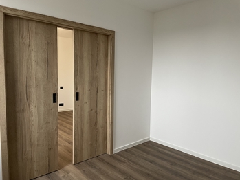 Šoupací dveře do šatny z ložnice - Pronájem domu 135 m², Otovice