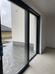 Pohled na terasu z obýváku - Pronájem domu 135 m², Otovice