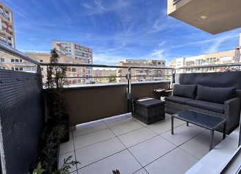 orientace na západ, posezení zůstává - Pronájem bytu 2+kk v osobním vlastnictví 58 m², Praha 10 - Horní Měcholupy