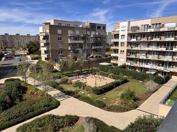 výhled na hřiště - Pronájem bytu 2+kk v osobním vlastnictví 58 m², Praha 10 - Horní Měcholupy