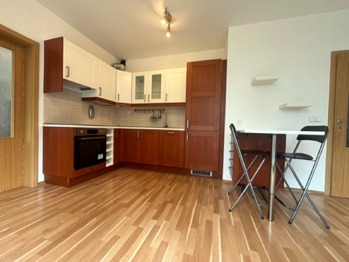 Obývací pokoj s kuchyní - Pronájem bytu 2+kk v osobním vlastnictví 71 m², Praha 4 - Modřany
