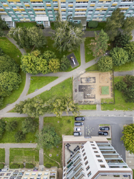 Zeleň před domem - Prodej bytu 2+kk v osobním vlastnictví 45 m², Praha 4 - Chodov
