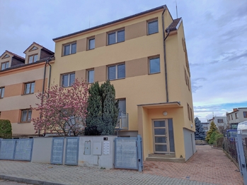 dům- pohled z ulice - Pronájem bytu 3+1 v osobním vlastnictví 82 m², České Budějovice