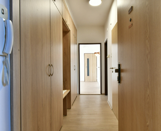 vstupní chodba do bytu - Pronájem bytu 3+1 v osobním vlastnictví 67 m², Hradec Králové