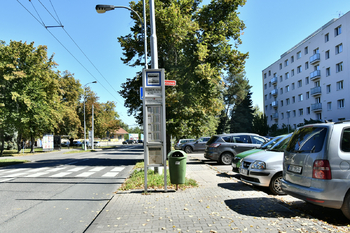 autobusová zastávka naproti domu - Pronájem bytu 3+1 v osobním vlastnictví 67 m², Hradec Králové