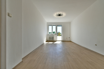 obývací pokoj s balkonem - Pronájem bytu 3+1 v osobním vlastnictví 67 m², Hradec Králové