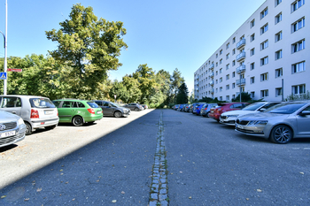 parkování před domem - Pronájem bytu 3+1 v osobním vlastnictví 67 m², Hradec Králové