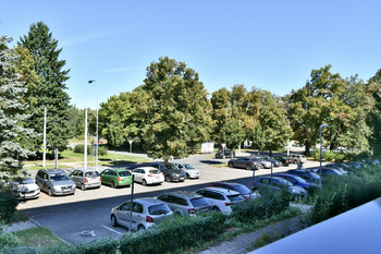 parkoviště před domem - Pronájem bytu 3+1 v osobním vlastnictví 67 m², Hradec Králové